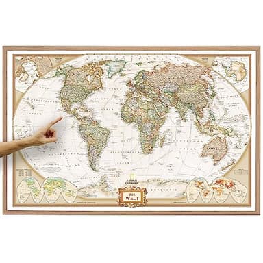 ORBIT Globes & Maps - Weltkarte mit Kartenbild von National Geographic - Pinnwand mit Holzrahmen, Aktuell 2025, 90x60 cm, deutsch, Maßstab 1:46 Mio mit Fähnchen und Pins sowie Befestigungsmaterial