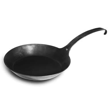 FeuerWerk-Wastl hochwertige Eisenpfanne mit Hakenstiel, schmiedeeiserne Pfanne, Bratpfanne, Herdarten geeignet, geschmiedete Pfanne (28,5)