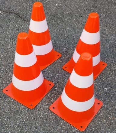 BUSDUGA 2082 Pylonen Set - 4 Stück - Maßstab 1:2 - Farbe: orange/weiß - Höhe ca. 23 cm